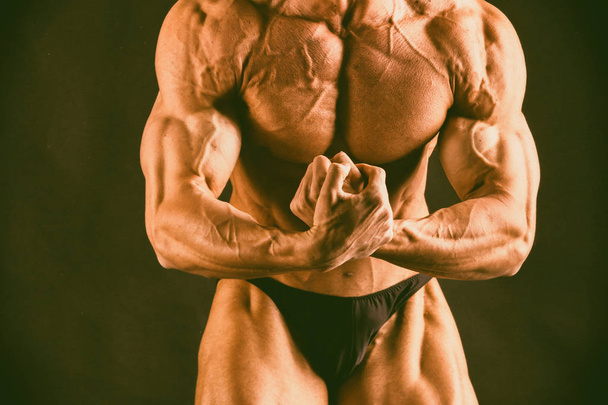 Bodybuilder tonen zijn rug en biceps spieren, persoonlijke fitness - Foto, afbeelding
