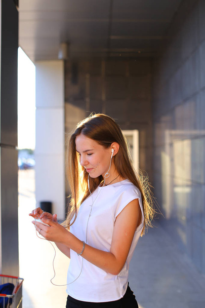 Jedna žena krásné mladé dospělé podnikání drží telefon, poslouchejte - Fotografie, Obrázek