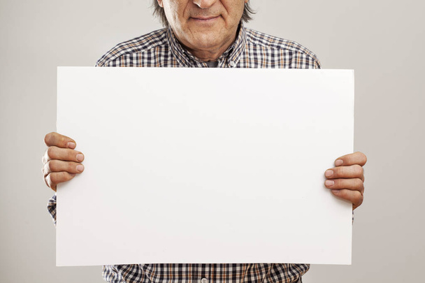 Uomo anziano mani in possesso di cartone
 - Foto, immagini