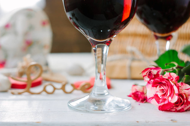 Flores e copos de vinho em celebração do dia de Valentim
 - Foto, Imagem