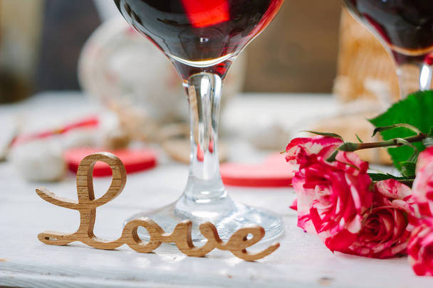 Aşk mektupları Sevgililer günü kutlama üzerinde şarap arka plan üzerinde - Fotoğraf, Görsel
