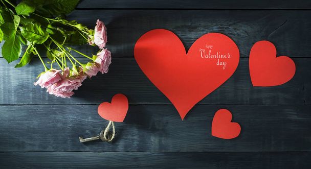 Ημέρα του Αγίου Βαλεντίνου κάρτα με ένα μπουκέτο από τριαντάφυλλα και καρδιά - Φωτογραφία, εικόνα