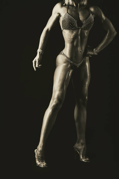 Mooie vrouwelijke lichaam in workout kleren - Foto, afbeelding