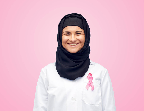 muslim doctor with breast cancer awareness ribbon - Foto, Imagen