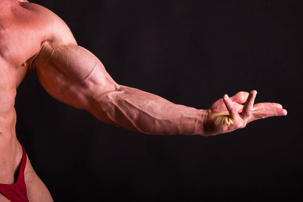 Culturista posando en diferentes poses demostrando su músculo
 - Foto, imagen