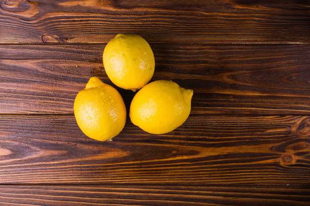 lemon on a dark wooden background - Fotografie, Obrázek