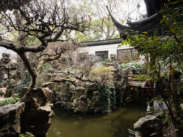 Classical Chinese garden with pond - Φωτογραφία, εικόνα