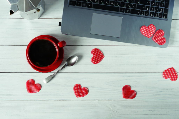 workplace for computer, coffee in a red cup and hearts.flat lay - Foto, afbeelding
