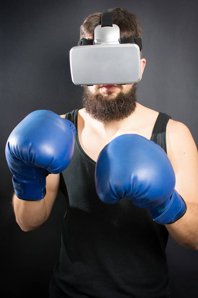 Bearded man with VR glasses in boxing guard - Photo, Image