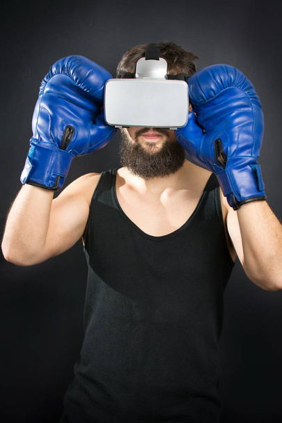 Boxer con occhiali VR e guanti blu
 - Foto, immagini