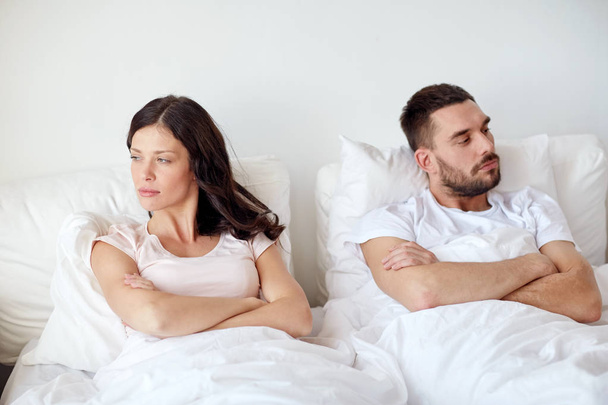 нещаслива пара має конфлікт в ліжку вдома
 - Фото, зображення