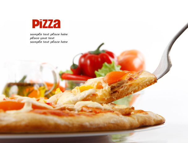 Supreme Pizza levantó rebanada con atún y pimentón aislados sobre fondo blanco
. - Foto, Imagen