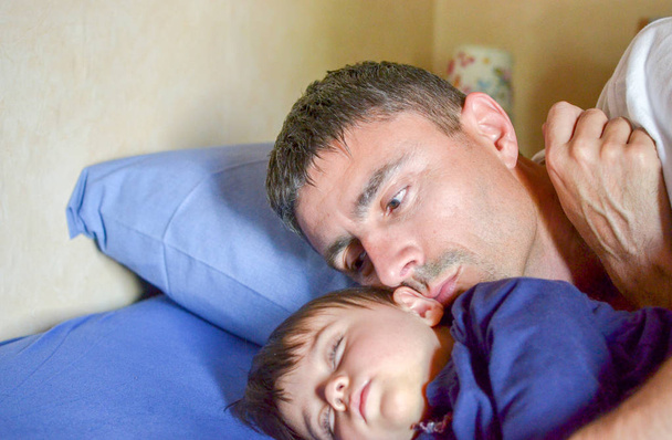 Apa ágyban alvó lányával - Fotó, kép