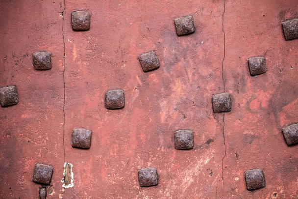 texture of antique square nails on old traditional red door - Φωτογραφία, εικόνα