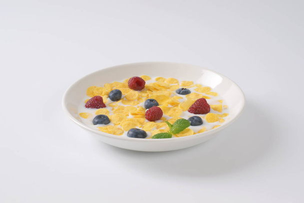 cornflakes met melk en fruit - Foto, afbeelding