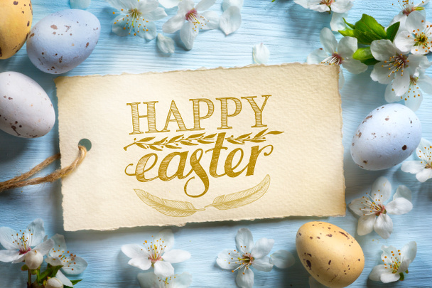 Happy Easter Background; Spring flowers and easter eggs - Foto, Imagen