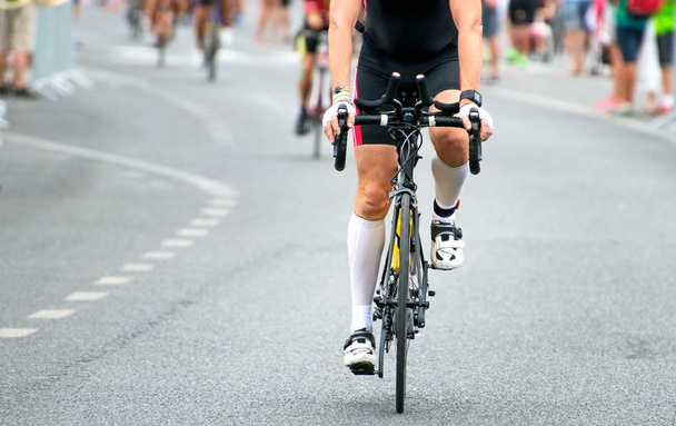 Αγνώριστος επαγγελματία ποδηλάτη κατά τη διάρκεια του ανταγωνισμού ποδήλατο. - Φωτογραφία, εικόνα