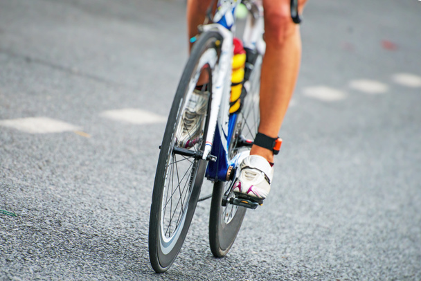 Αγνώριστος επαγγελματία ποδηλάτη κατά τη διάρκεια του ανταγωνισμού ποδήλατο. - Φωτογραφία, εικόνα