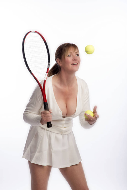 Γυναίκα παίκτης του τένις σε ένα αποκαλυπτικό πουκάμισο - Φωτογραφία, εικόνα