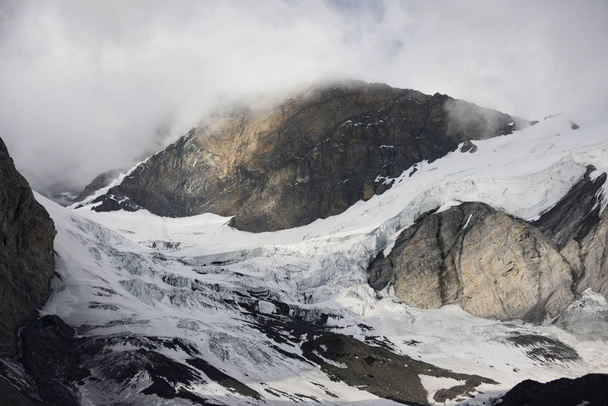 Glacier on the approaches to the top - 写真・画像