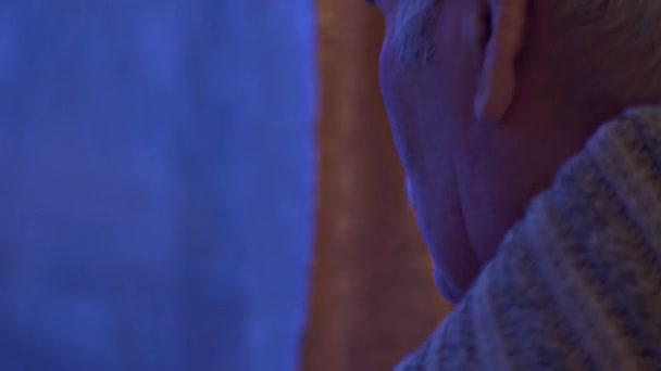 Hombre de Cabeza Gris Esperando en la Ventana Recuerda la Historia de Su Vida Meditando Lamentaciones Sobre Algo que Envejece Siente Símbolo Frío del Tiempo Que Pasa Volando
 - Metraje, vídeo