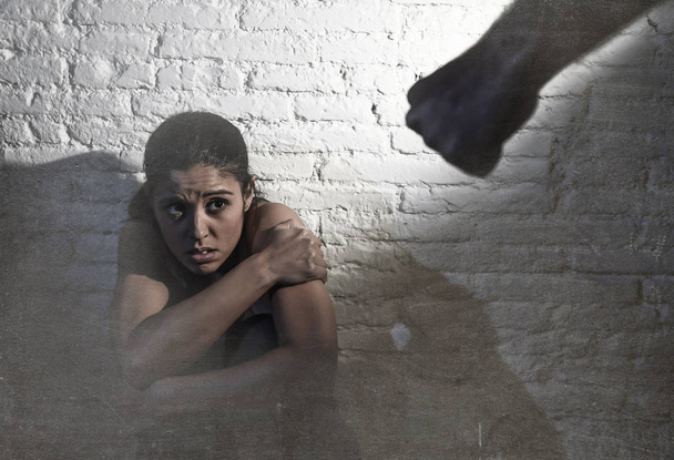 przerażona kobieta zaatakowali i nadużywane przez pijany mąż w pojęcie przemocy w rodzinie - Zdjęcie, obraz