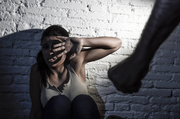 τρομοκρατημένη γυναίκα επιτέθηκε και κακοποιήθηκε από μεθυσμένος σύζυγος στην έννοια της ενδοοικογενειακής βίας - Φωτογραφία, εικόνα