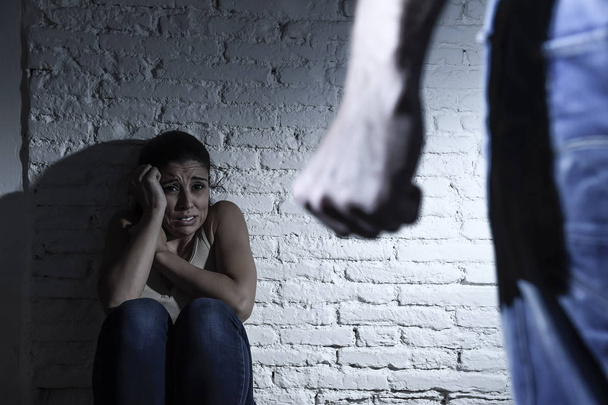 verängstigte Frau von betrunkenem Ehemann bei häuslicher Gewalt angegriffen und missbraucht - Foto, Bild