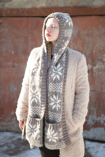 giovane bionda in maglia cappotto bianco e cappello a maglia con orecchie lunghe in inverno
 - Foto, immagini