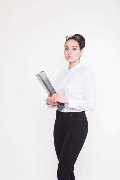 Mujer de negocios sosteniendo un libro en su mano
 - Foto, Imagen