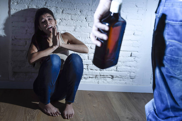 alcoolique ivre homme attaquant femme ou femme avec bouteille dans la violence domestique concept
 - Photo, image