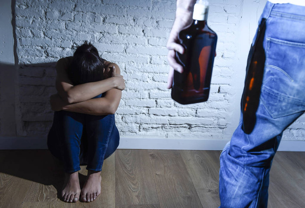 alcohólico borracho hombre atacando mujer o esposa con botella en el concepto de violencia doméstica
 - Foto, imagen