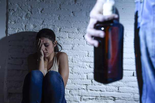 Alkoholisierter Mann greift Frau oder Ehefrau bei häuslicher Gewalt mit Flasche an - Foto, Bild