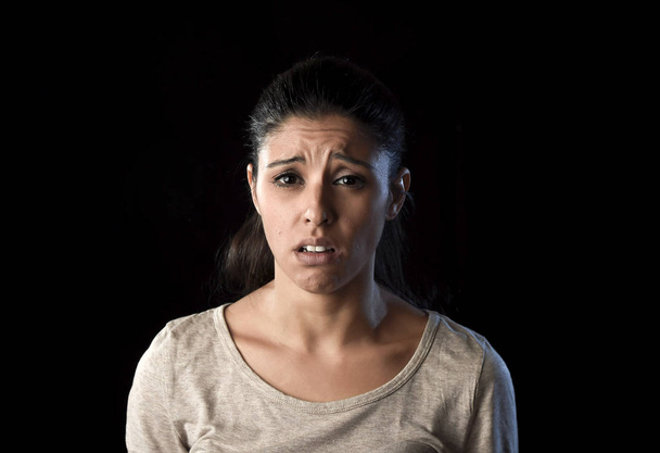 ελκυστική λυπημένος και απελπιστική Λατινική γυναίκα κλαίει απογοητευμένοι υποφέρουν προβλήματα σε θλίψη και το άγχος - Φωτογραφία, εικόνα