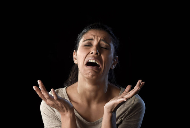 attrayant triste et désespérée femme latine pleurer frustré problèmes de souffrance dans la tristesse et le stress
 - Photo, image