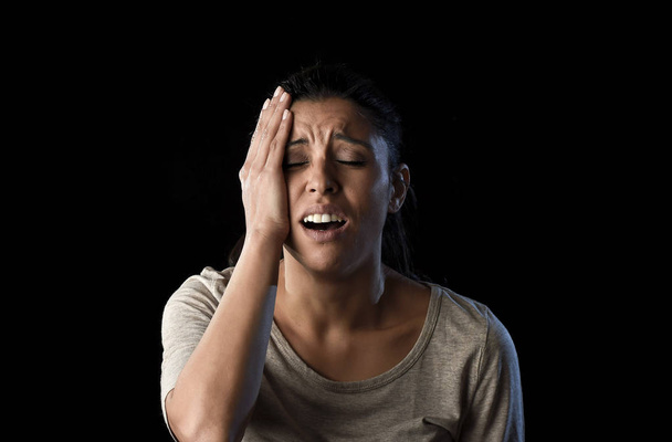ελκυστική λυπημένος και απελπιστική Λατινική γυναίκα κλαίει απογοητευμένοι υποφέρουν προβλήματα σε θλίψη και το άγχος - Φωτογραφία, εικόνα