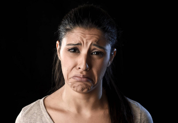 attrayant triste et désespérée femme latine pleurer frustré problèmes de souffrance dans la tristesse et le stress
 - Photo, image