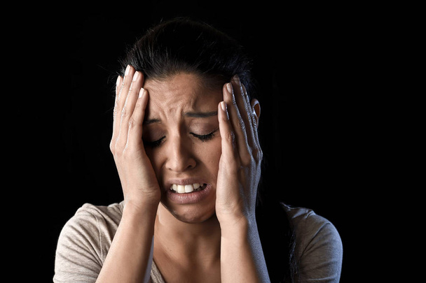 houkutteleva surullinen ja epätoivoinen Latinalainen nainen itkee turhautunut kärsimystä ongelmia surua ja stressiä
 - Valokuva, kuva