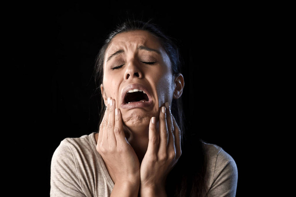 atrakcyjne smutny i zdesperowany Łacińska kobieta płacze sfrustrowany cierpienia problemy w smutek i stres - Zdjęcie, obraz