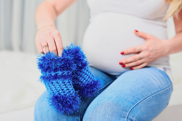 maternité. femmes enceintes, chaussons de bébé
 - Photo, image