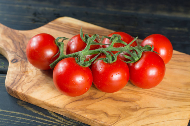 Świeże czerwone małe ekologiczne pomidory gotowe do spożycia - Zdjęcie, obraz