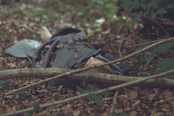 Víctima de asesinato escondida en el bosque
 - Foto, Imagen