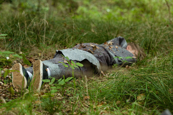 Çimen ölü genç vücut - Fotoğraf, Görsel
