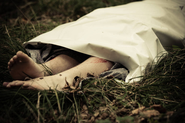 Morderstwo ofiarą leżącego na zewnątrz pod folią - Zdjęcie, obraz