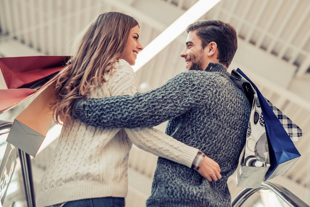 felice giovane coppia nello shopping
 - Foto, immagini