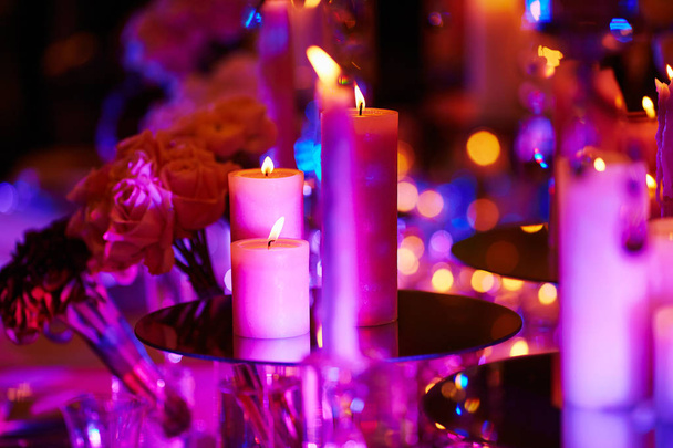 Conjunto de mesa bonita com velas
 - Foto, Imagem