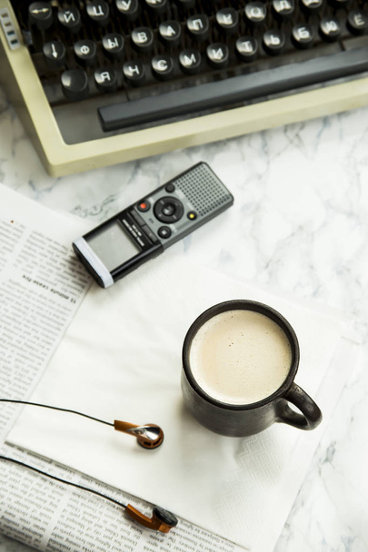 обладнання для журналіста, копірайтера, письменника або поета для чашки кави
 - Фото, зображення