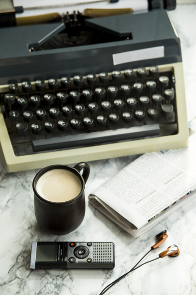 обладнання для журналіста, копірайтера, письменника або поета для чашки кави
 - Фото, зображення