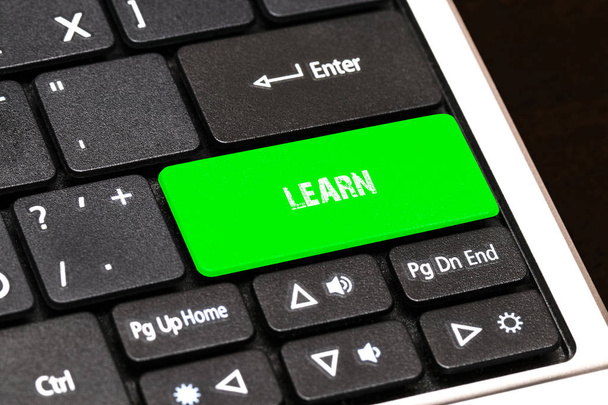 На клавиатуре ноутбука зеленая кнопка с надписью LEARN
 - Фото, изображение