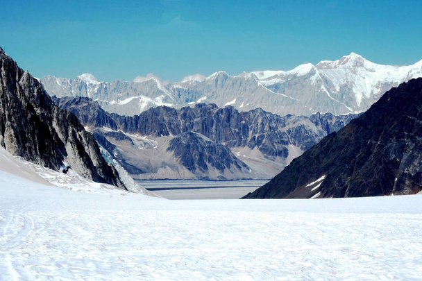 Льодовик в середині гірський хребет, на Алясці - Фото, зображення